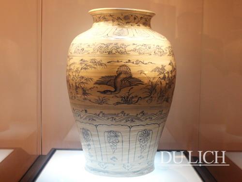 Chiếc bình gốm hoa lam vẽ thiên nga từ thế kỷ 15 - Bảo vật quốc gia. Ảnh: Hạ Tinh